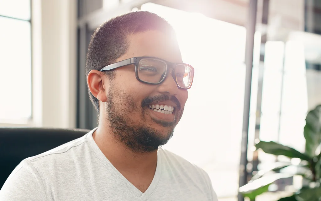 Consultor latino AVO analizando el perfil que necesita la operación