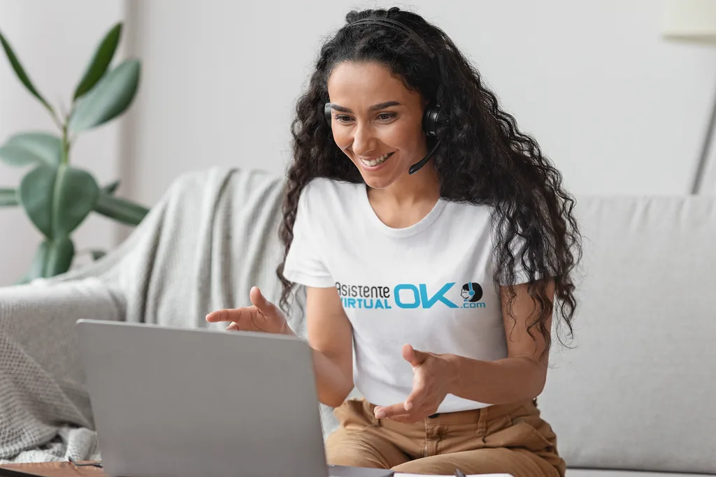 Colaboradora del equipo AVO con diadema atendiendo una videollamada en su laptop