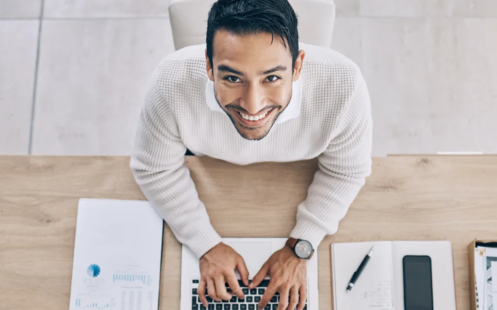 Desarrollador latino en empresa de tecnología