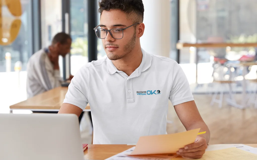 Profesional latino en empresa internacional