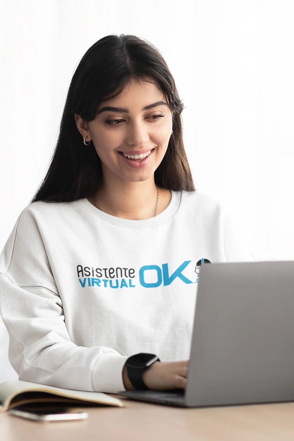 Asistente latina en formación continua trabajando desde casa