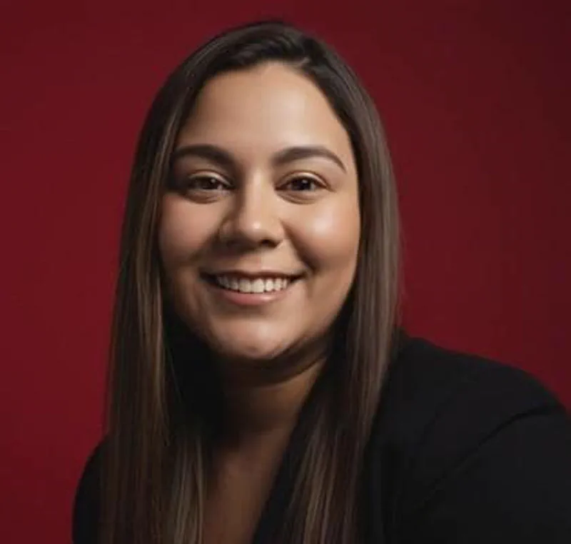 Cristina Paz, perfil de Grado Técnico atendiendo empresas en Estados Unidos