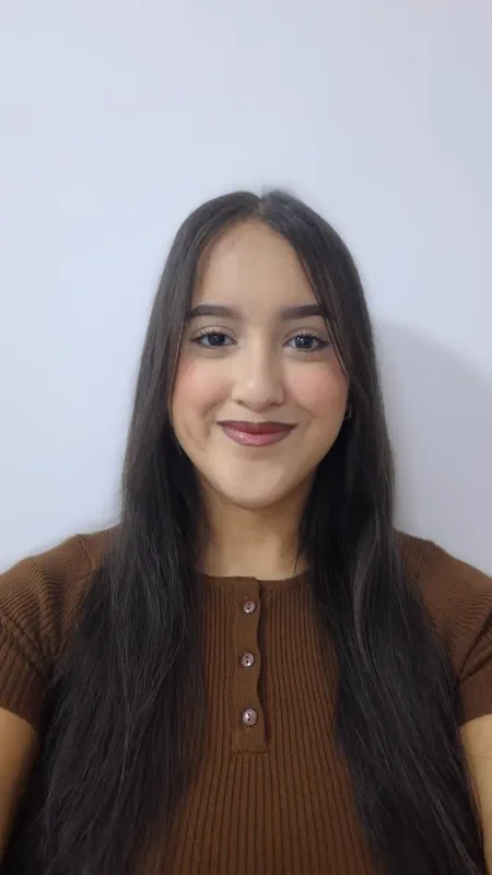 Dayana Lanz, Agente Comercial Bilingüe atendiendo clientes en Estados Unidos