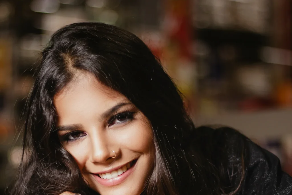 Asistente virtual venezolana trabajando desde casa para cliente europeo