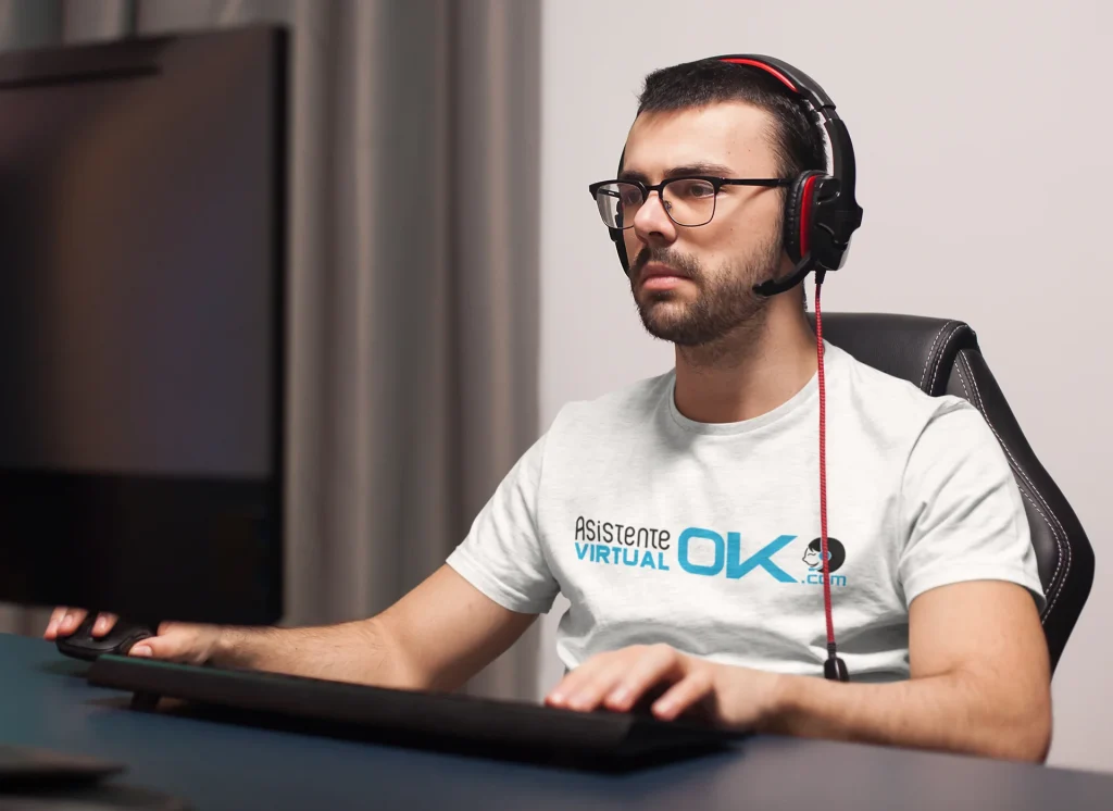 Colaborador del equipo AVO con headset, perfil de grado profesional, trabajando enfocado
