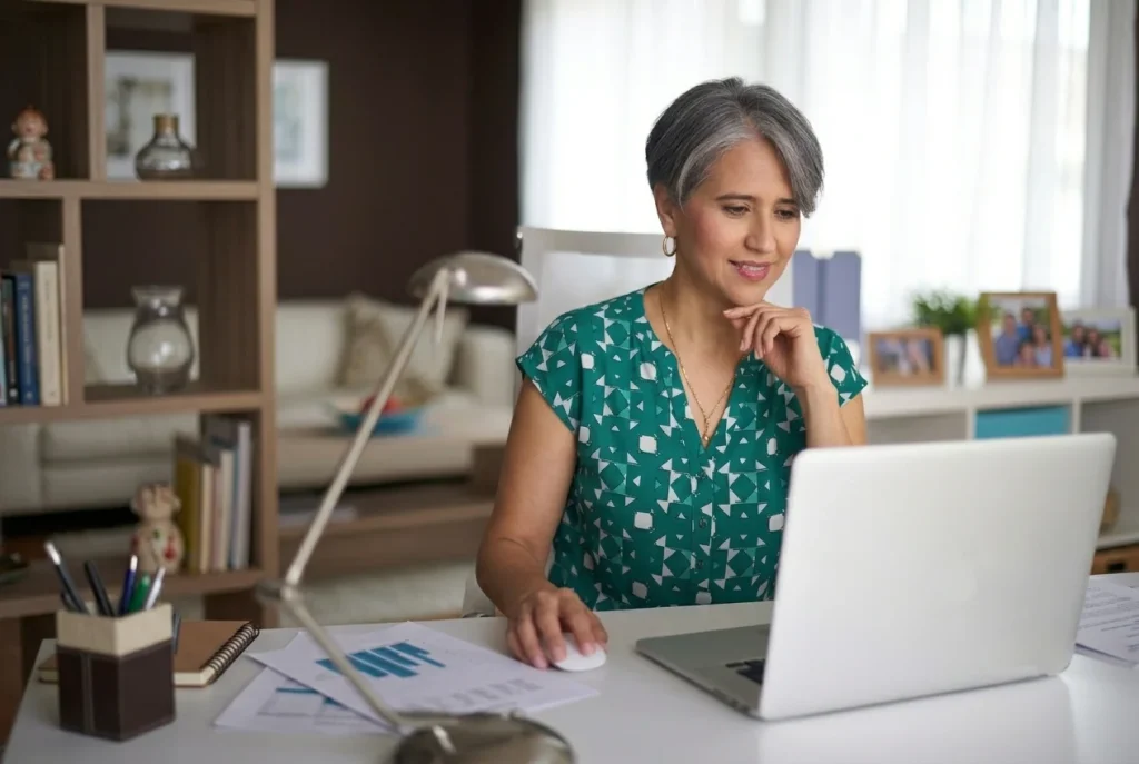 Sandra Valero trabajando desde su oficina en casa