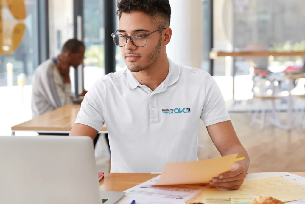 Operations review meeting with a virtual assistant