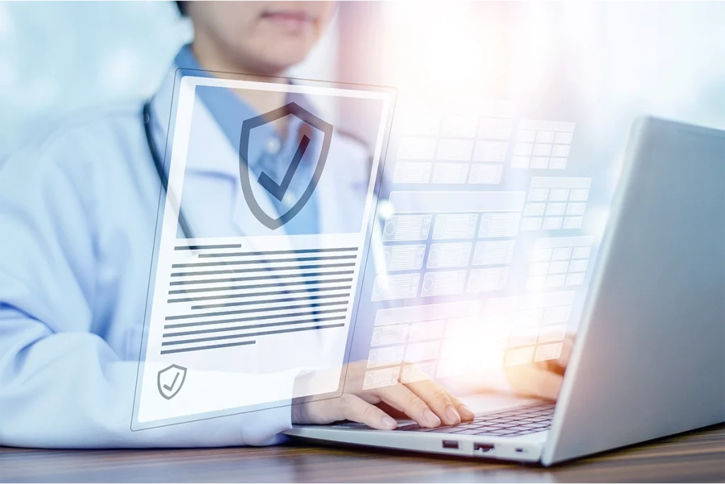 Profesional usando portátil con gráfico digital de documento verificado y escudo de protección de datos confidenciales.