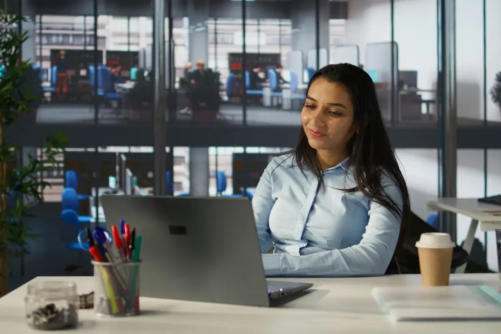 Representante de apoyo comercial SDR trabajando concentrada frente a su laptop en una oficina.